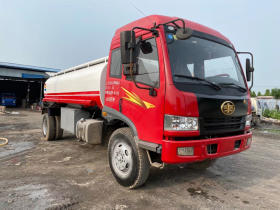 城市动脉 南京流动加油车与水泥车，服务与建设并行