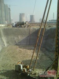 灰罐车与水泥车 现代建筑物流的钢铁动脉