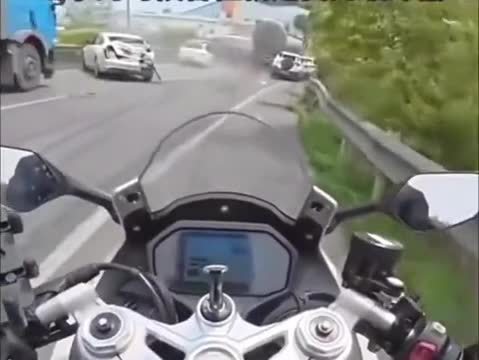 突发 货车避让油罐车，背后的原因让人深思